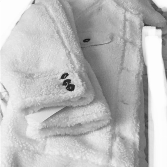 Lucky Brand Sherpa. Get it now. Don't wait til the Cold - Picture 6 of 8